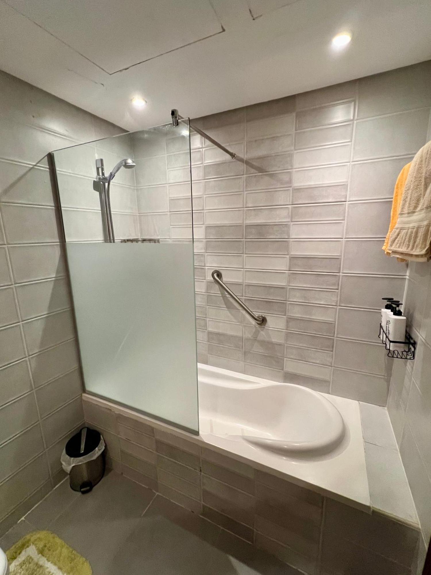 Cfc Ultra Luxurious Andalusian With Garden & Office Apartment
